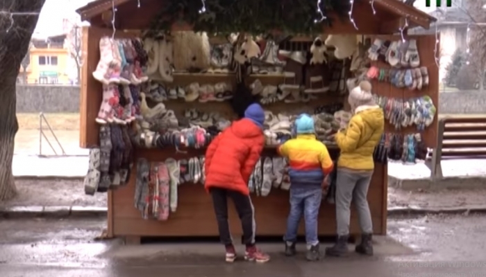 Новорічні прикраси та натуральні продукти: на ярмарку в Ужгороді можна знайти оригінальні подарунки