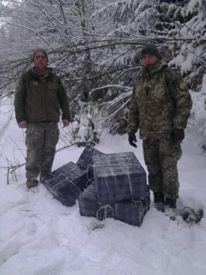 Закарпатським контрабандистам сніг не завада: двоє осіб із пакунками несли цигарки до Румунії