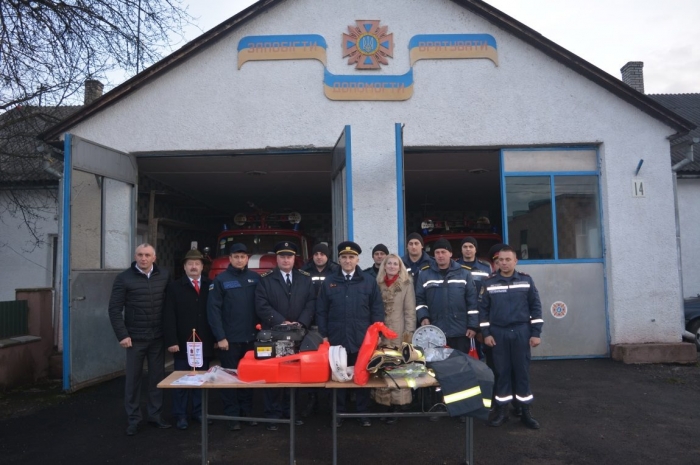 Закарпатські рятувальники отримали від чеських колег пожежну мотопомпу та бойовий одяг