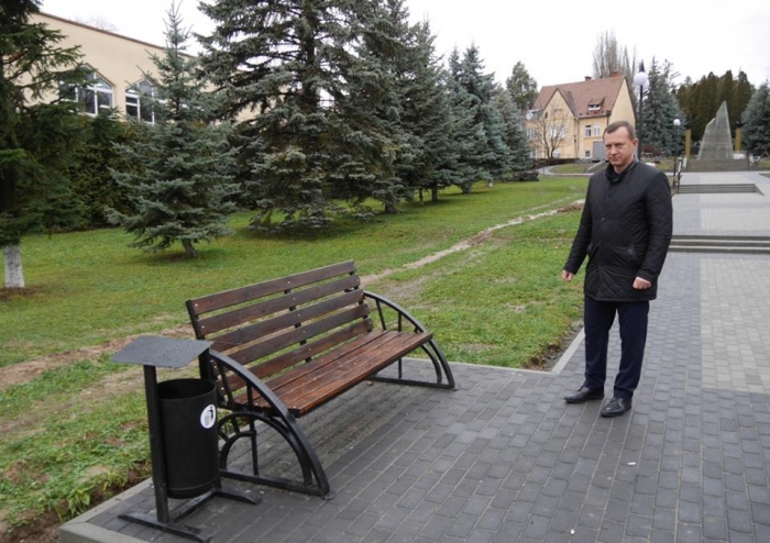 Останні штрихи капітального ремонту центральної алеї на Пагорбі Слави в Ужгороді