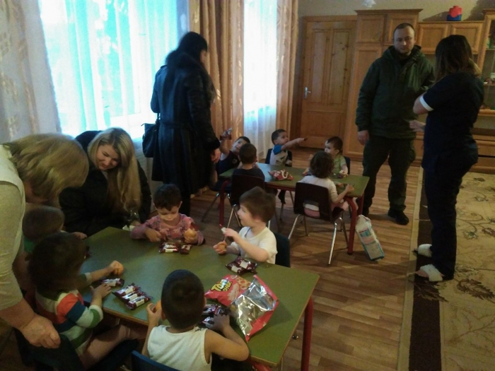 Військовослужбовці Чопського загону відвідали з подарунками дитячий будинок у Сваляві.