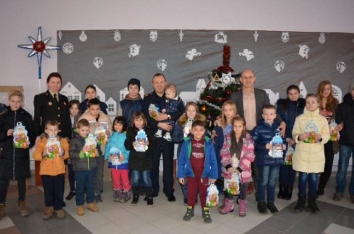 На Ужгородщині діти з родин переселенців отримали солодкі подарунки від Святого Миколая