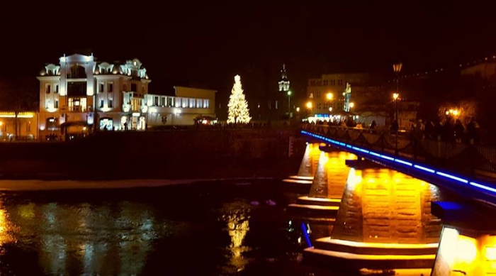 Головна новорічна красуня Ужгорода сьогодні з’явиться на Театральній площі