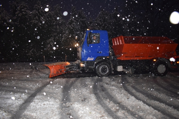 Через погіршення погоди в Ужгороді комунальники до ранку розчищатимуть вулиці від снігу, водії просять забрати автівки з узбіч