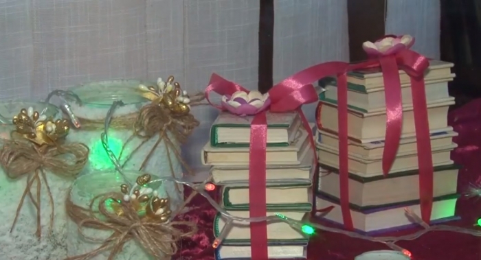 Оригінальні новорічні інсталяції прикрашають головну книгозбірню Закарпаття