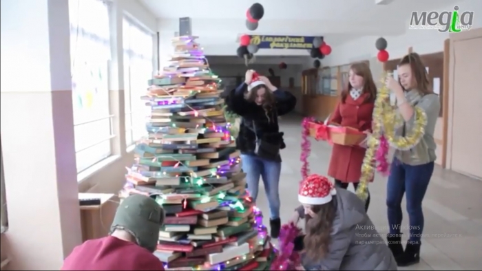 Закарпатські студенти "виростили" незвичайну книжкову ялинку