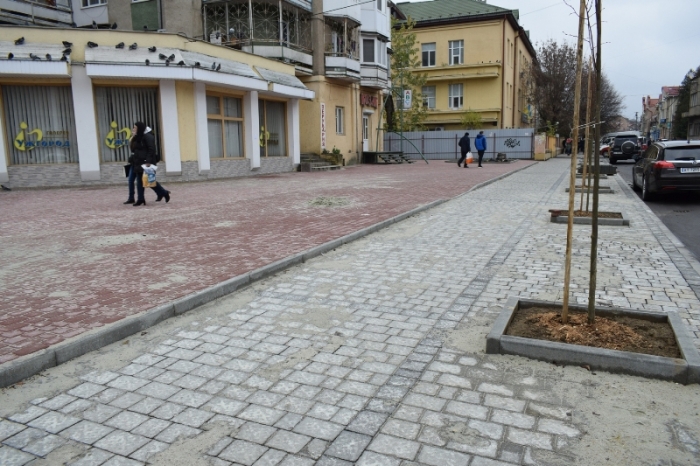 Капітальний ремонт тротуару на проспекті Свободи в Ужгороді от-от завершиться