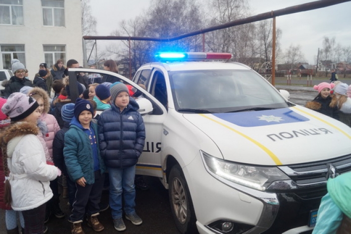 "Безпека дітей – понад усе!": на Іршавщині поліцейські відвідали школу зі спеціальною програмою