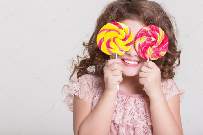 Неповнолітні ужгородки поцупили солодощів на 1000 гривень, однак з магазина не винесли