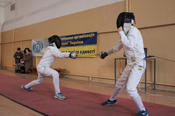 Перед новим роком в Ужгороді традиційно змагаються фехтувальники