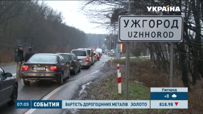 У Держприкордонслужбі кажуть, що не всі автівки, які стоять на кордоні, сьогодні зможуть потрапити в Україну