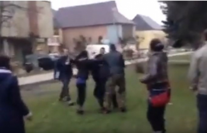 У мережі з’явилося відео з побиттям ромами поліцейського у Великому Березному