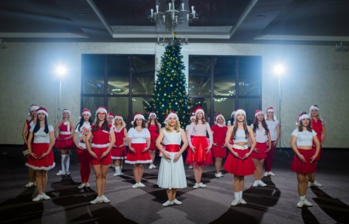 Запальне танцювальне вітання з Різдвом та Новим Роком записали в Мукачеві