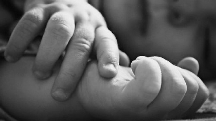 Трагедія на Тячівщині: трирічна дівчинка задушила молодшого братика