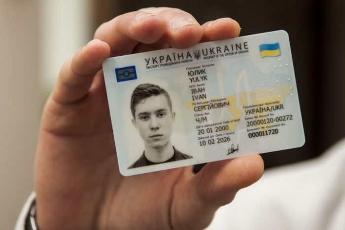 Перші 16 ужгородських школярів отримали паспорти України нового зразка