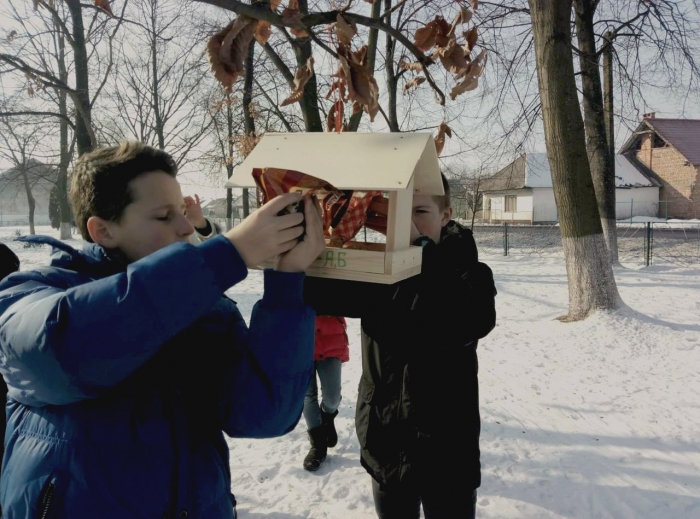 Школярі Ужгородщини спільно з лісниками встановили птахам годівнички