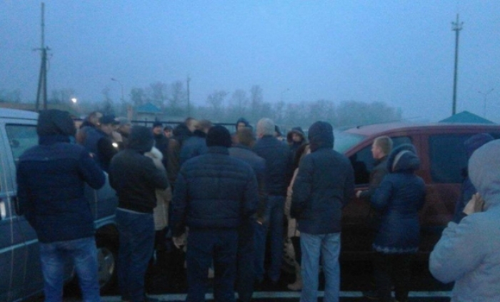 "Пересічники" в Ужгороді розблокували кордон і чекають на Саакашвілі