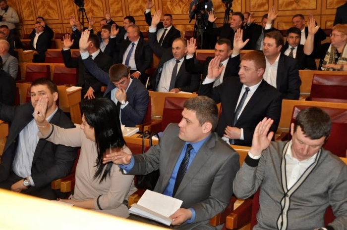 У депутатських запитах на сесії Закарпатської облради – ремонт доріг, шкіл, дитсадочків та амбулаторій
