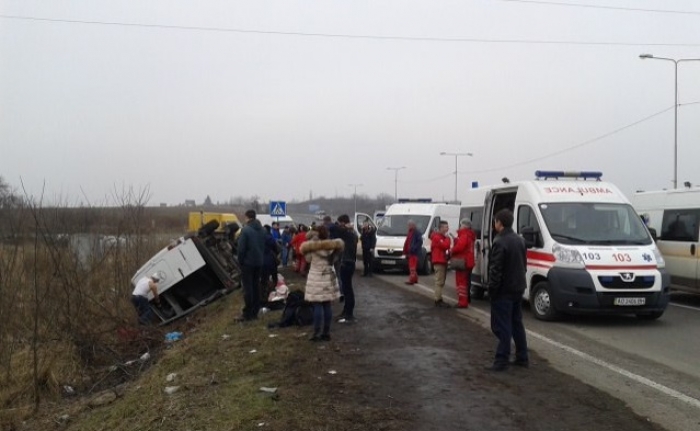 На страшній ДТП біля Ужгорода працюють медики з трьох швидких