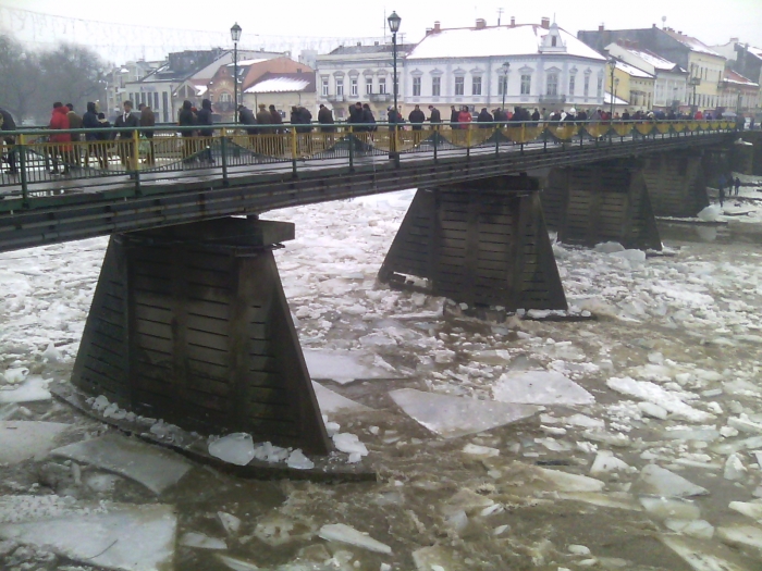 Льодохід в Ужгороді пошкодив опору на пішоходному мості