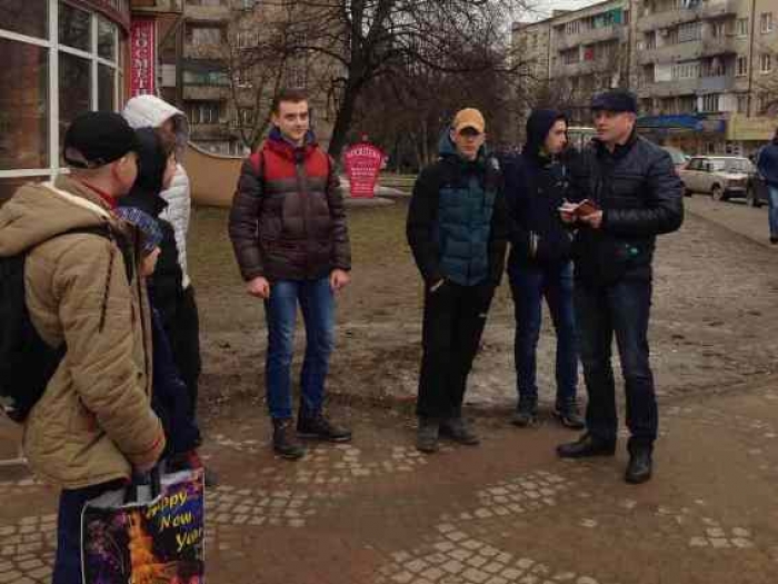 В Ужгороді, Мукачеві та Хусті шукали малолітніх жебраків та безпритульних