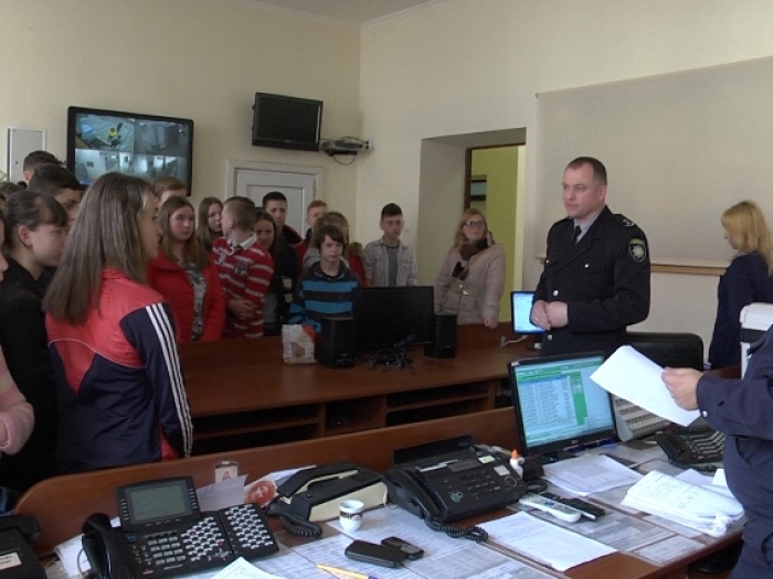 Закарпатські поліцейські показали учням як виглядає самооборона в реальному житті та соцмережах