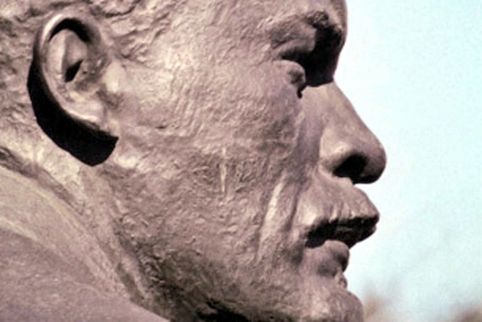 Комунізм на продаж: в Чопі ціна на пам’ятник Леніна стартує з 300 тисяч гривень