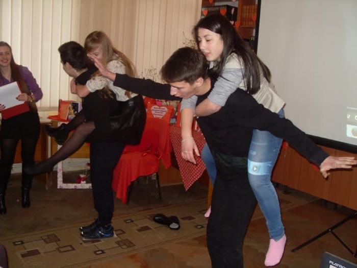 В Ужгородській бібліотеці закохана молодь розважалася в День св. Валентина