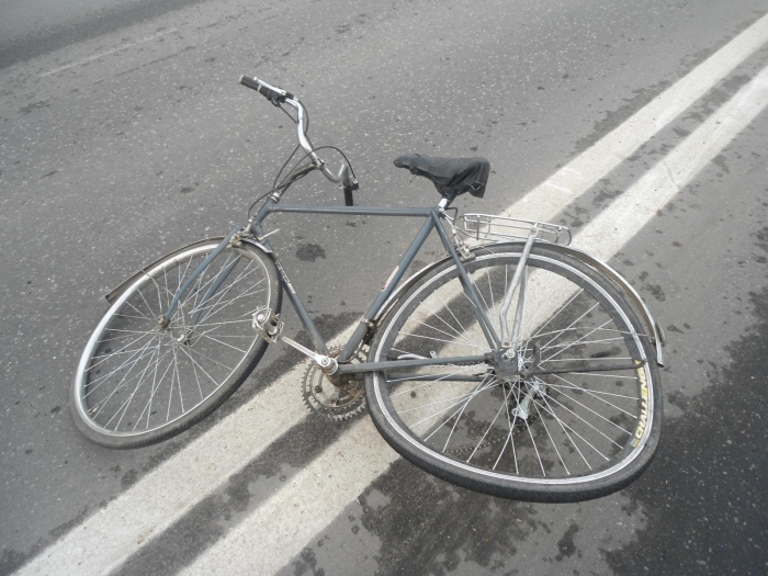 На Берегівщині водій не помістився на дорозі і збив велосипедиста