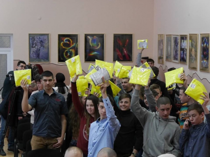 Угорськомовні школярі Ужгорода отримали від поліцейських наших сусідів світловідбиваючі жилети