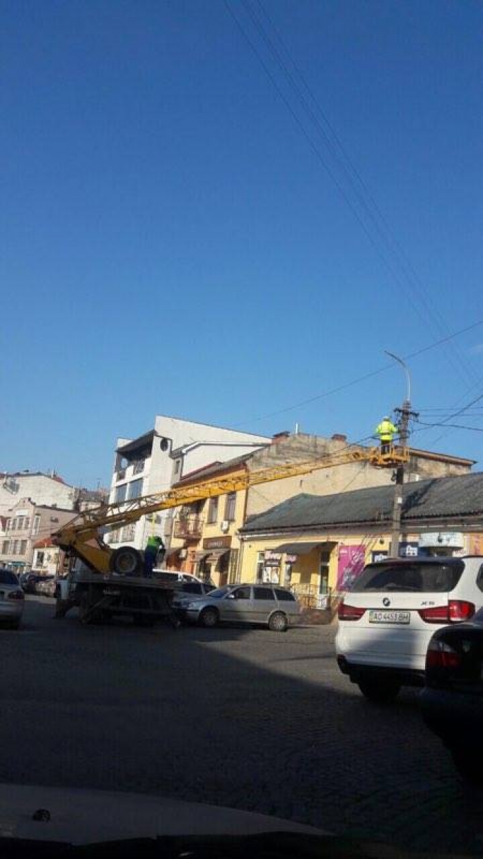 В Ужгороді на Фединця монтують нову лінію вуличного освітлення