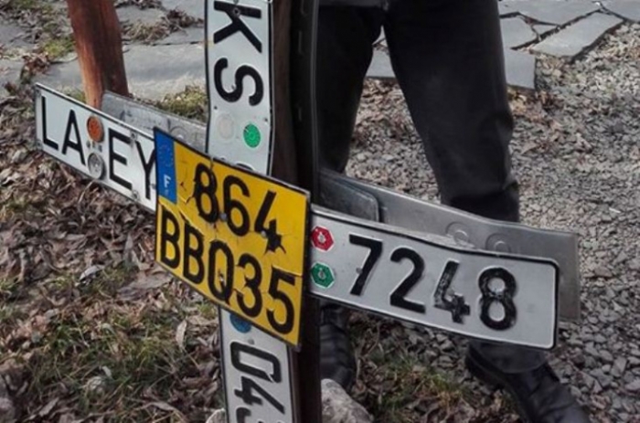 Закарпатські "пересічники" "поховали" проблему автівок на іноземних номерах