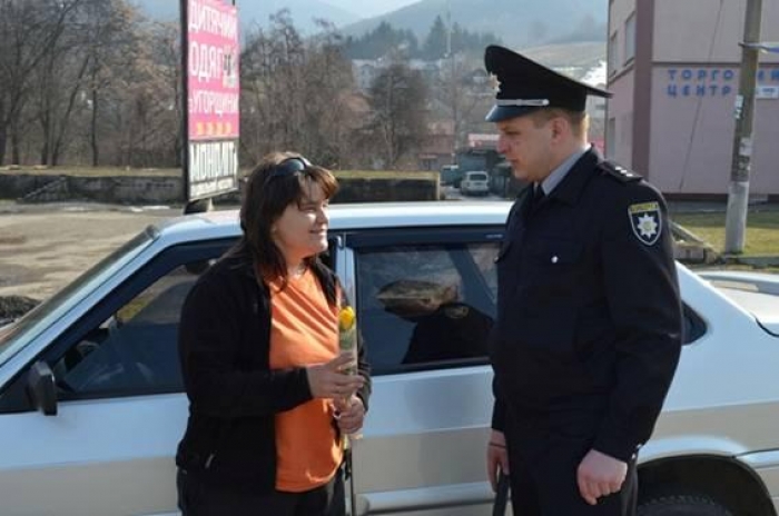 Зупиняли, але не штрафували: свалявські поліцейські провели незвичайну акцію