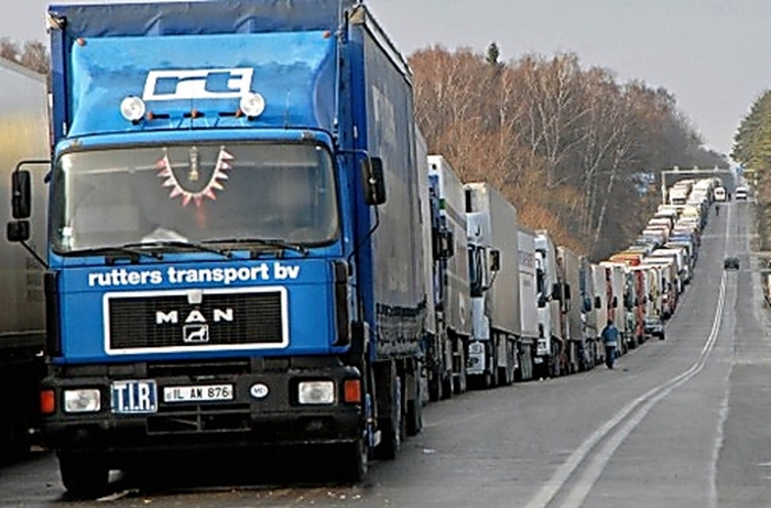 На ПП "Ужгород" стоять майже 200 вантажівок через прискіпливу перевірку словацьких митників