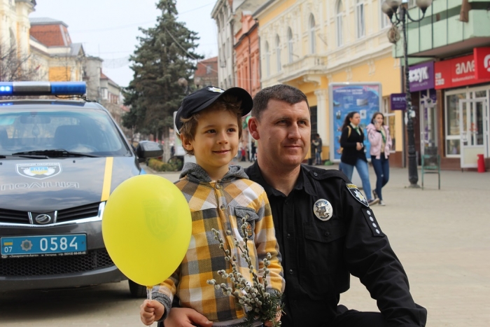 "Охоронні" полісмени Закарпаття влаштували справжнє свято з повітряними кульками та фотоселфі за кермом службового авто