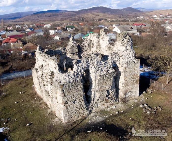 Замок тамплієрів на Ужгородщині показали з висоти пташиного польоту