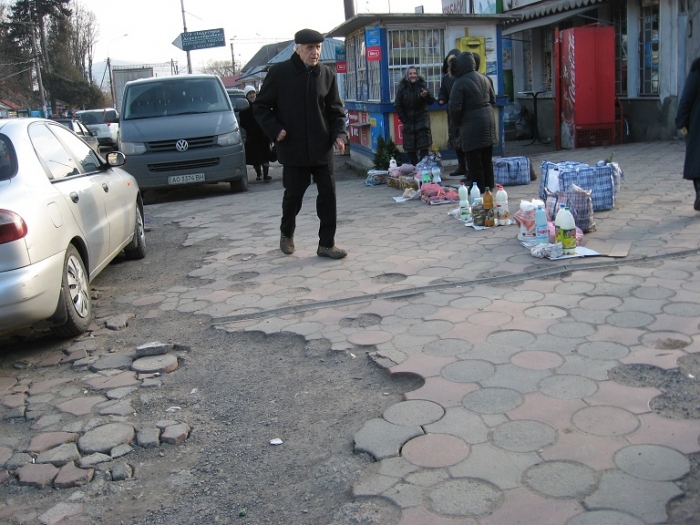 Муніципали vs бабусі: у Мукачеві не можуть вирішити питання вуличної торгівлі
