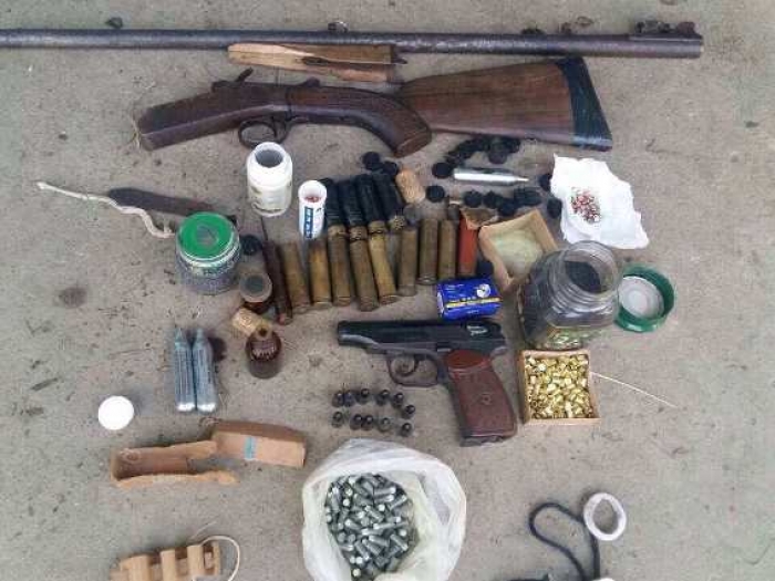 Мешканка Хустщини зустріла поліцію з цілим арсеналом зброї та набоїв