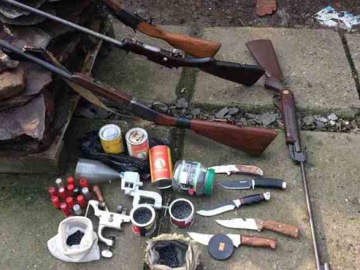 Знайшов на горищі: у мешканця Берегівщини виявили вагомий арсенал зброї