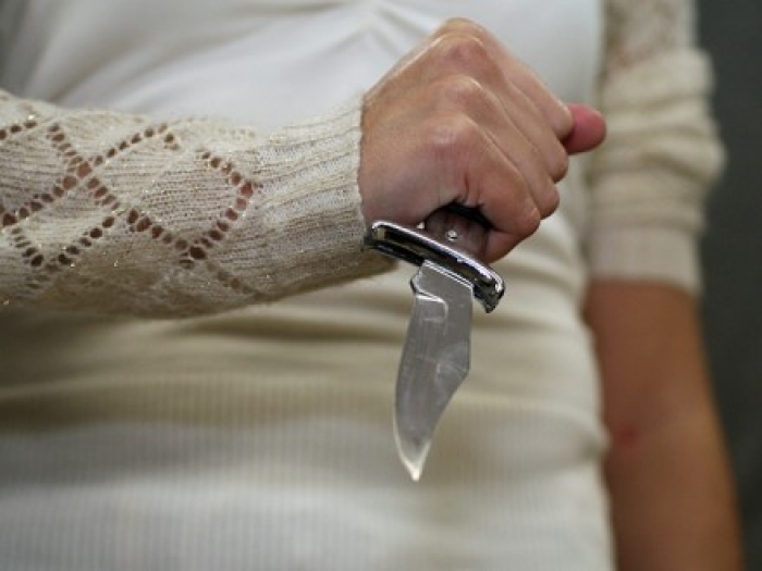 Мукачівці, яка двічі вдарила ножем свого колишнього чоловіка, загрожує кримінальне покарання