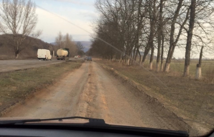 На Виноградівщині від бездоріжжя водії прокладають "автобан" полями