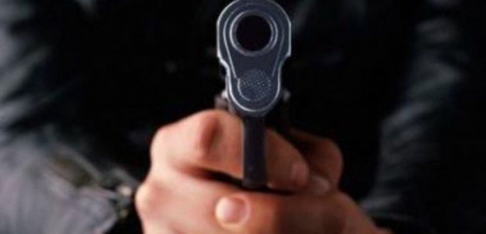На Тячівщині чоловік вимагав від односельчанина 1000 доларів під дулом пістолета