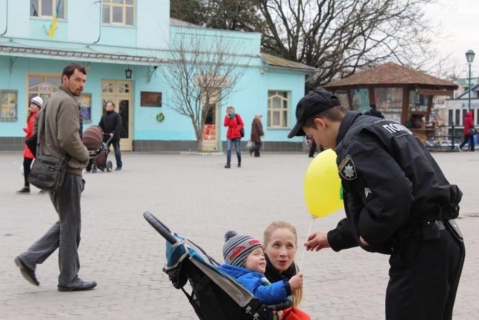 Поліція охорони зі своїм мобільним наметом добралась і до Ужгорода
