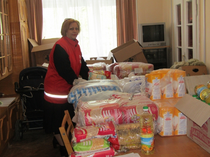 Благодійну допомогу до великодніх свят від ужгородського Червоного Хреста отримали багатодітні родини