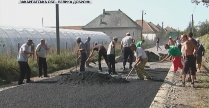 На Ужгородщині селяни "скинулися" всім селом на ідеальну дорогу