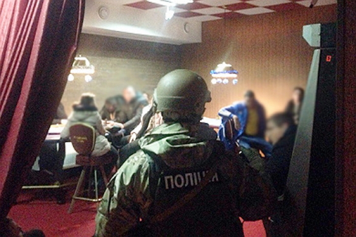 Під час обшуків у нелегальних "казино" Закарпаття поліція вилучила більше сотні тисяч гривень готівкою