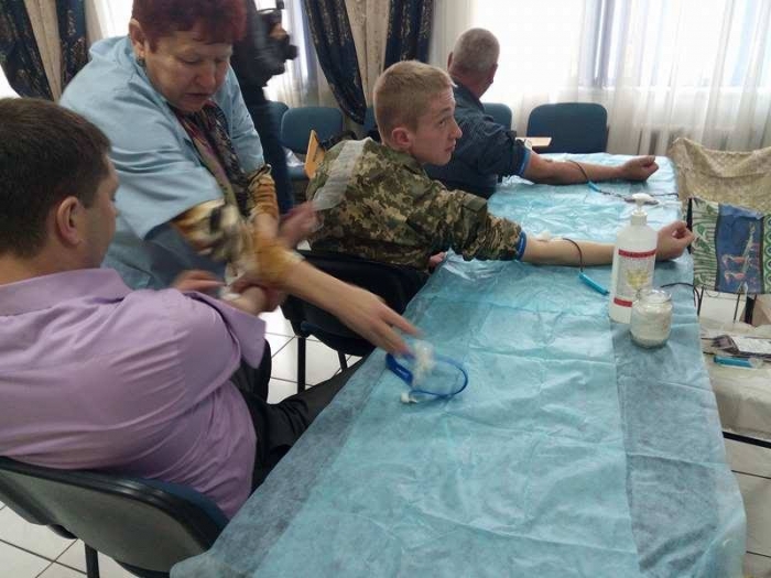 Стражі кордону в Мукачеві вистроїлися в чергу задля можливості подарувати комусь шанс на життя
