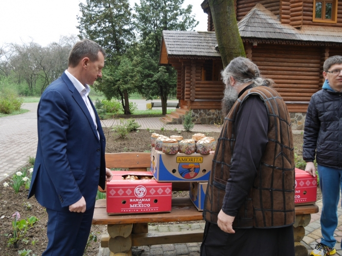 Ужгородський мер із депутатами передали паски та великодні вітання для хворих дітей і дітей із особливими потребами