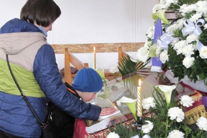 Ужгородські віряни поклоняються плащаниці у церкві Ікони Марії Повчанської Божої Матері