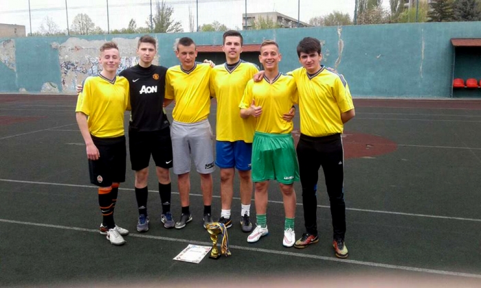 Ужгородські колежани святкують перемогу в "пасхальному" турнірі з міні-футболу